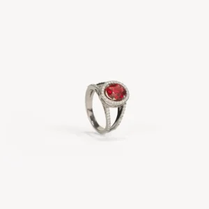 Anillos^Joyería Suiza S_PV_7614-1_ SORTIJA DE RUBI CON ORLA DE BRILLANTES